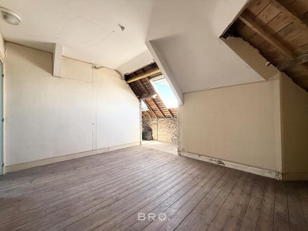 CARNAC CENTRE — APPARTEMENT SOUS LES TOITS À RÉNOVER