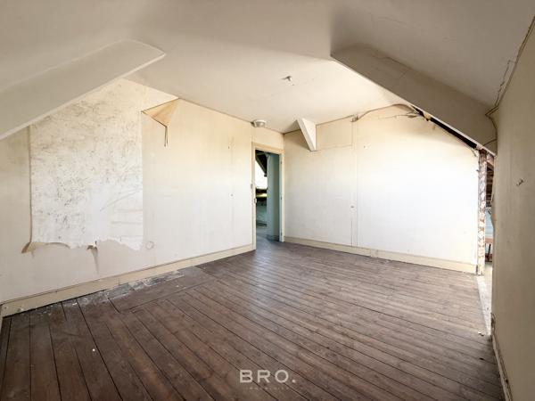 CARNAC CENTRE — APPARTEMENT SOUS LES TOITS À RÉNOVER