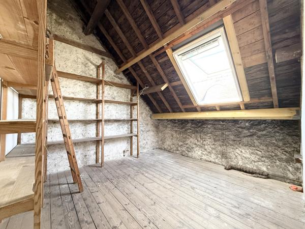 CARNAC CENTRE — APPARTEMENT SOUS LES TOITS À RÉNOVER