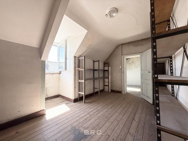 CARNAC CENTRE — APPARTEMENT SOUS LES TOITS À RÉNOVER