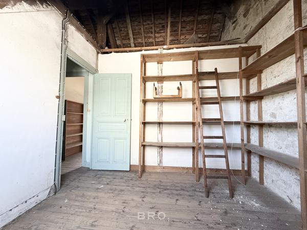 CARNAC CENTRE — APPARTEMENT SOUS LES TOITS À RÉNOVER