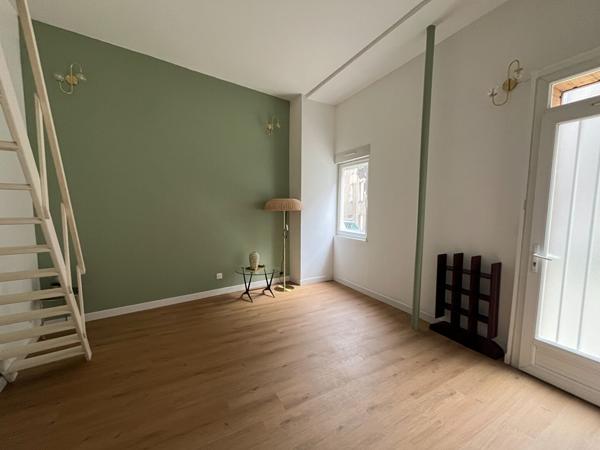 A LOUER - NANTES SAINT CLEMENT - T1 AVEC MEZZANINE DE 19.96 m² - REFAIT A NEUF et MEUBLE