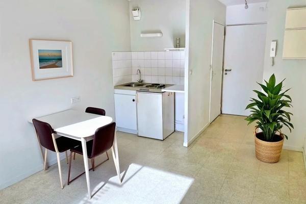 A LOUER - NANTES SAINT CLEMENT - T1 AVEC MEZZANINE DE 19.96 m² - REFAIT A NEUF et MEUBLE