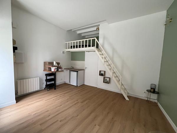 A LOUER - NANTES SAINT CLEMENT - T1 AVEC MEZZANINE DE 19.96 m² - REFAIT A NEUF et MEUBLE