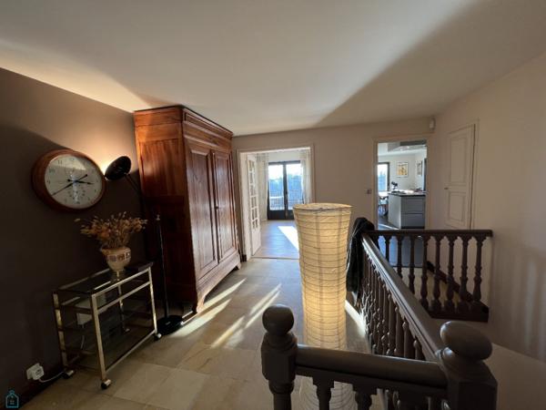 Une villa contemporaine avec vue panoramique dans un parc extraordinaire