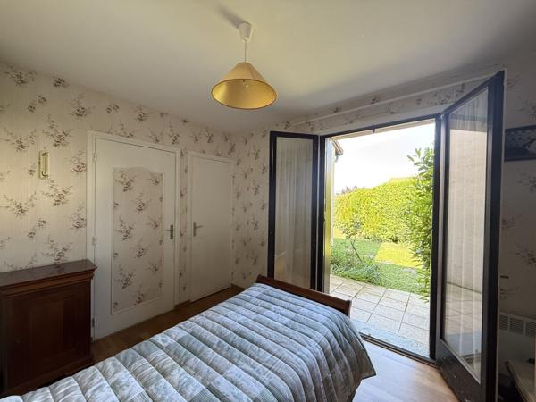 Maison plain-pied avec jardin, véranda, garage, 3 chambres