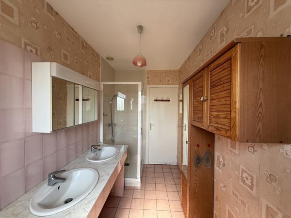 Maison plain-pied avec jardin, véranda, garage, 3 chambres