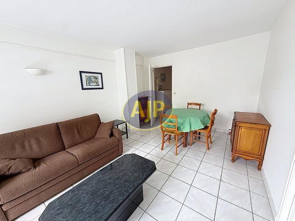 Appartement à vendre Paris 18eme - 2 pièces, 51m² avec 1 chambre(s) à 519 400€ - AJP Immobilier Paris 15 - Agence Grenelle