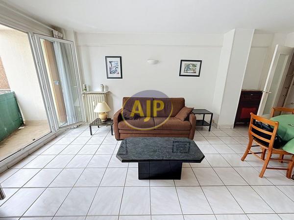 Appartement à vendre Paris 18eme - 2 pièces, 51m² avec 1 chambre(s) à 519 400€ - AJP Immobilier Paris 15 - Agence Grenelle