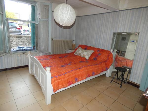 RIANS MAISON T4 AVEC COUR ET CAVE IDEAL INVESTISSEUR
