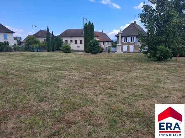 Maison de village avec garage et terrain de 1 104m²