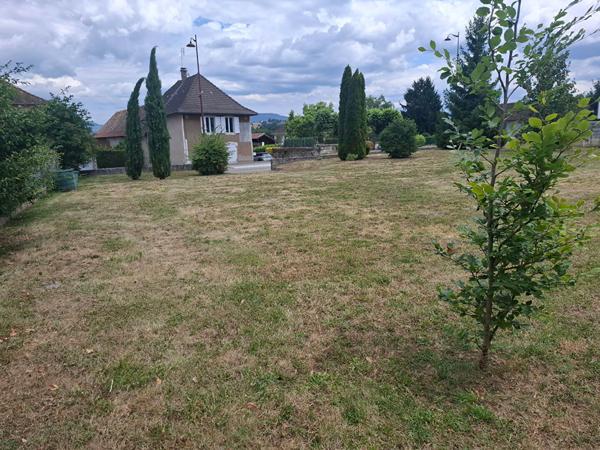 Maison de village avec garage et terrain de 1 104m²