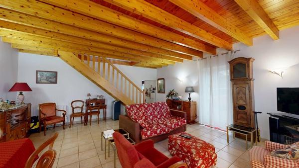 Maison de village avec garage et terrain de 1 104m²