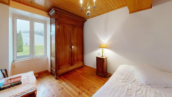 Maison de village avec garage et terrain de 1 104m²