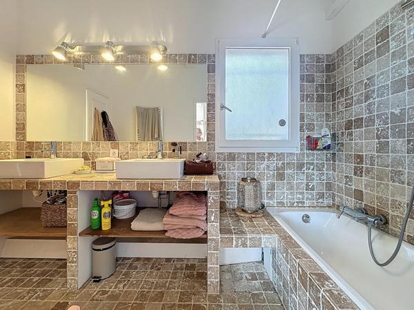 Villa provençale avec vues dégagées