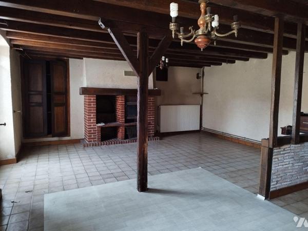 Maison de bourg composée de : cuisine A/E, séjour-salon, WC, salle de bains, buanderie, atelier...