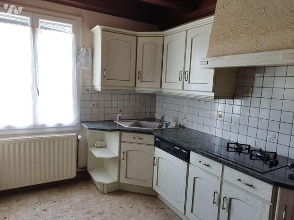 Maison de bourg composée de : cuisine A/E, séjour-salon, WC, salle de bains, buanderie, atelier...