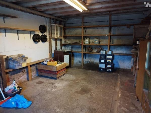 Maison de bourg composée de : cuisine A/E, séjour-salon, WC, salle de bains, buanderie, atelier...