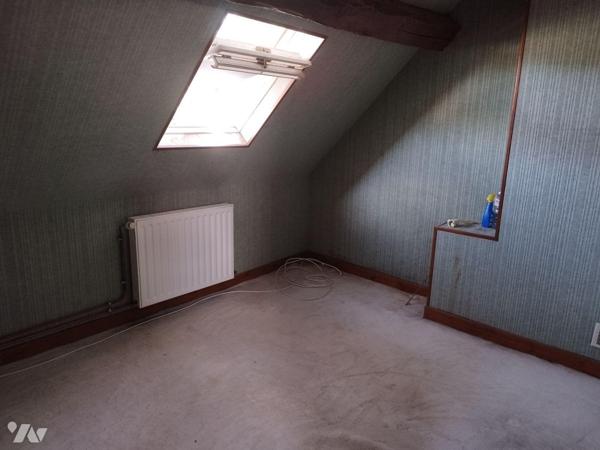 Maison de bourg composée de : cuisine A/E, séjour-salon, WC, salle de bains, buanderie, atelier...