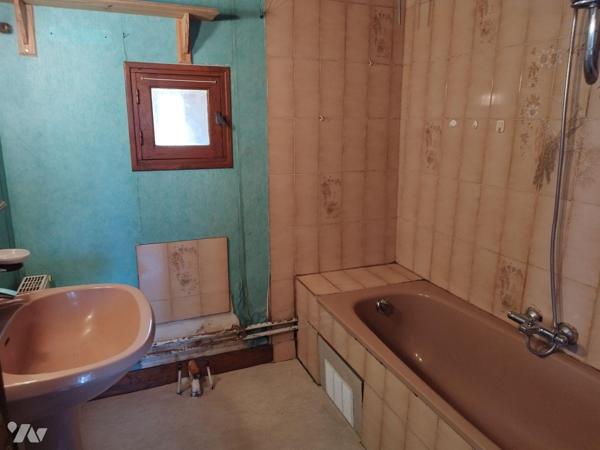 Maison de bourg composée de : cuisine A/E, séjour-salon, WC, salle de bains, buanderie, atelier...