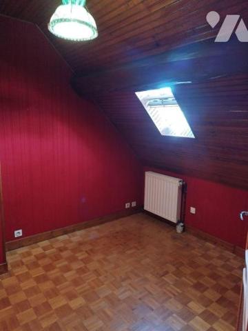 Maison de bourg composée de : cuisine A/E, séjour-salon, WC, salle de bains, buanderie, atelier...