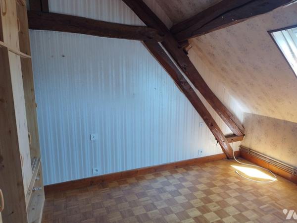 Maison de bourg composée de : cuisine A/E, séjour-salon, WC, salle de bains, buanderie, atelier...