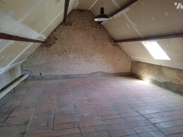 Maison de bourg composée de : cuisine A/E, séjour-salon, WC, salle de bains, buanderie, atelier...