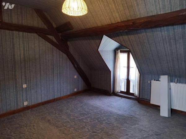 Maison de bourg composée de : cuisine A/E, séjour-salon, WC, salle de bains, buanderie, atelier...