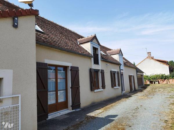 Maison de bourg composée de : cuisine A/E, séjour-salon, WC, salle de bains, buanderie, atelier...