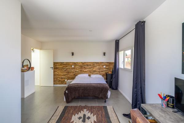 Maison
                                                                                                                                                                                                                                                                                                                        6 pièce(s)                                                                                                                                                                                                          4 chambre(s)                                                                                                                                                                                                          142.35  m²