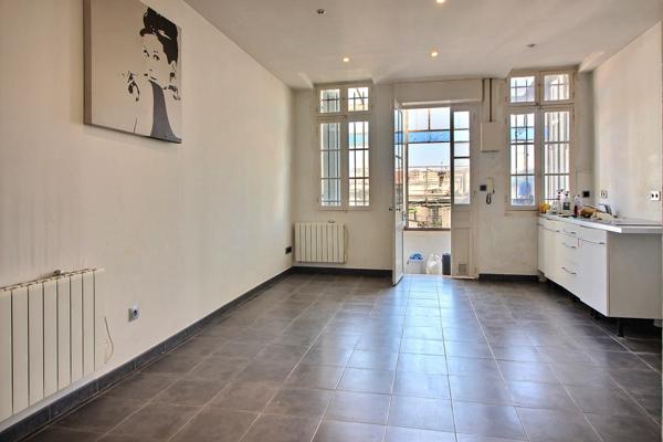 A 100 m du VIEUX-PORT. Dans immeuble ancien, Appartement Type 2 avec balcon.