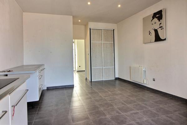 A 100 m du VIEUX-PORT. Dans immeuble ancien, Appartement Type 2 avec balcon.