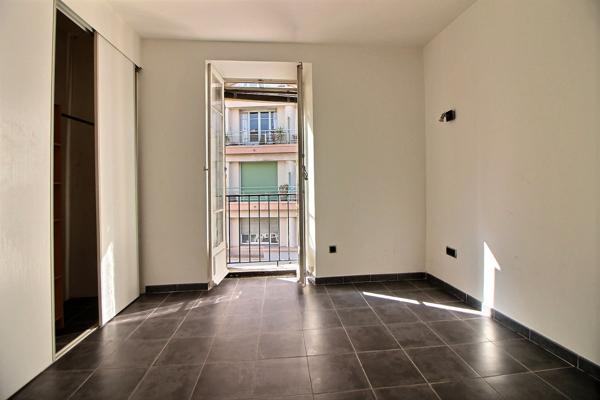 A 100 m du VIEUX-PORT. Dans immeuble ancien, Appartement Type 2 avec balcon.