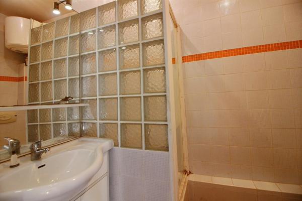 A 100 m du VIEUX-PORT. Dans immeuble ancien, Appartement Type 2 avec balcon.