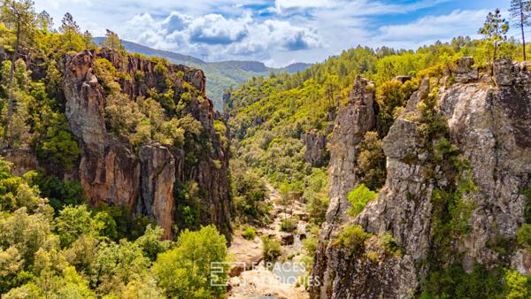 Ancien moulin en pierre en bord de rivière, au coeur des Gorges de Pennafort