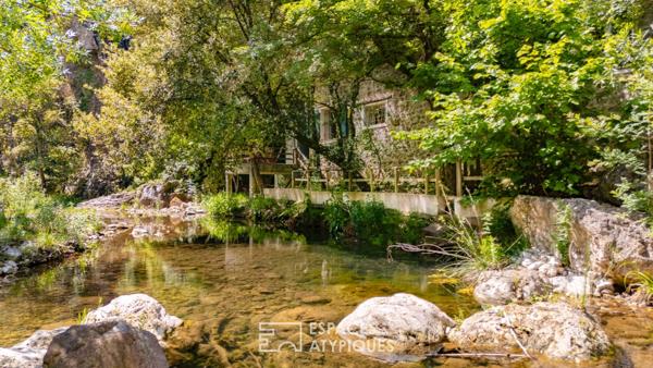 Ancien moulin en pierre en bord de rivière, au coeur des Gorges de Pennafort