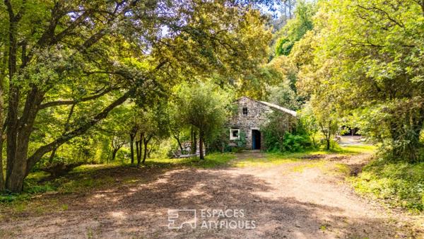 Ancien moulin en pierre en bord de rivière, au coeur des Gorges de Pennafort