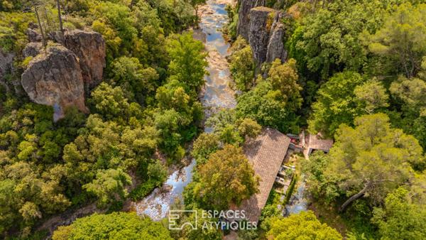 Ancien moulin en pierre en bord de rivière, au coeur des Gorges de Pennafort