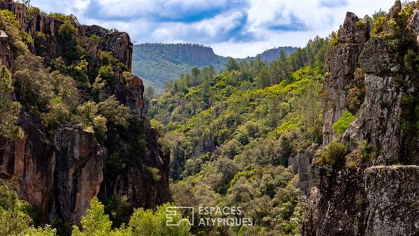 Ancien moulin en pierre en bord de rivière, au coeur des Gorges de Pennafort