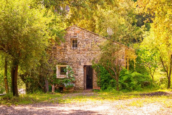 Ancien moulin en pierre en bord de rivière, au coeur des Gorges de Pennafort