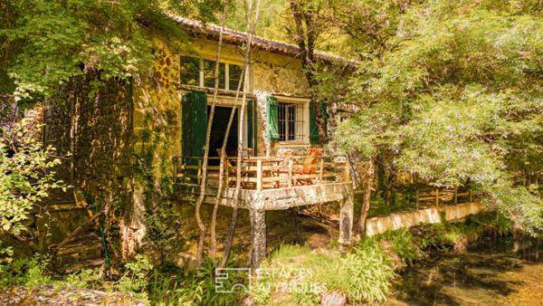Ancien moulin en pierre en bord de rivière, au coeur des Gorges de Pennafort