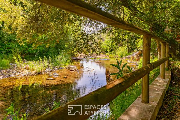 Ancien moulin en pierre en bord de rivière, au coeur des Gorges de Pennafort