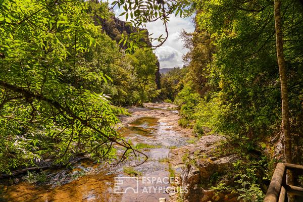 Ancien moulin en pierre en bord de rivière, au coeur des Gorges de Pennafort
