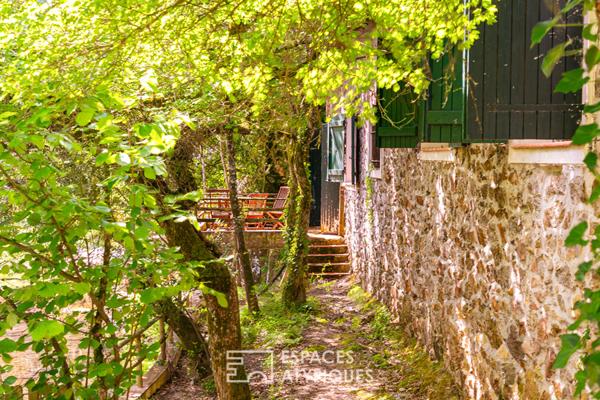Ancien moulin en pierre en bord de rivière, au coeur des Gorges de Pennafort