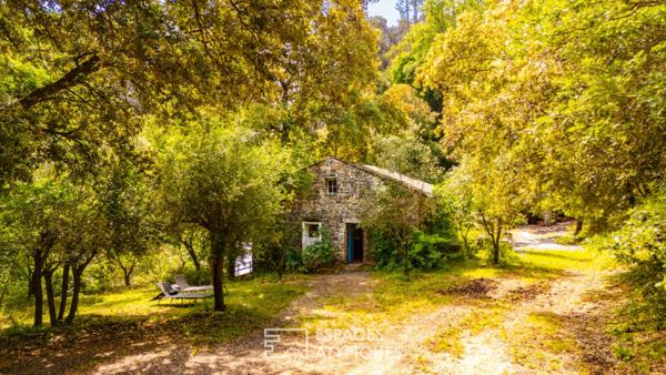 Ancien moulin en pierre en bord de rivière, au coeur des Gorges de Pennafort