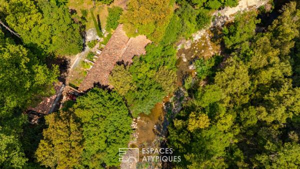 Ancien moulin en pierre en bord de rivière, au coeur des Gorges de Pennafort