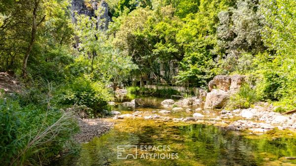 Ancien moulin en pierre en bord de rivière, au coeur des Gorges de Pennafort