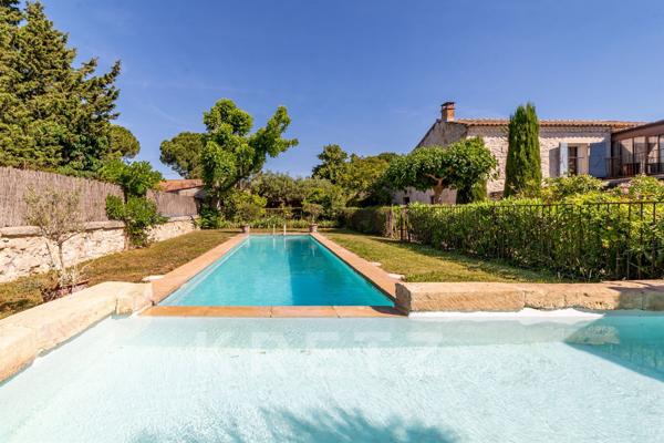 Mas de caractère entre Arles et les Alpilles – volumes, lumière et confort contemporain