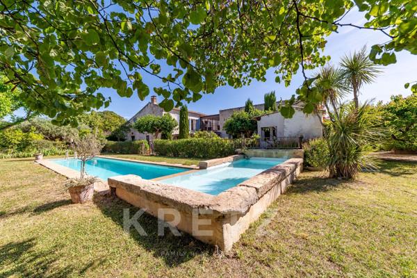 Mas de caractère entre Arles et les Alpilles – volumes, lumière et confort contemporain