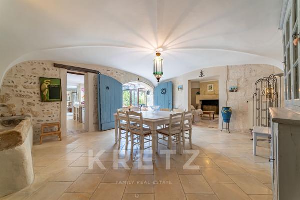 Mas de caractère entre Arles et les Alpilles – volumes, lumière et confort contemporain